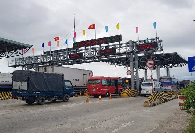Nhà đầu tư “bất ngờ” kiến nghị dừng thu phí trạm BOT Ninh Lộc - 1 Trạm BOT Ninh Lộc đã phải xả trạm 40 lần trong 3 ngày qua (ảnh: Viết Hảo)