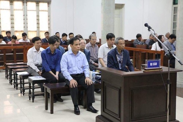 Đường ống nước sạch sông Đà tiếp tục gặp sự cố - 2 Các bị cáo hầu toà trong vì liên quan đến trách nhiệm trong vụ việc 18 lần vỡ đường ống nước sạch sông Đà.