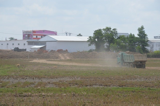 Tài nguyên đất đang bị khai thác vô tội vạ tại Sóc Trăng! - 6 Xe tải chở đất chạy rầm rập ở nhiều địa phương trong tỉnh Sóc Trăng.