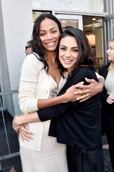 Zoe Saldana khoe 3 con trai trong buổi nhận sao trên đại lộ Danh vọng - 1
Mila Kunis tới chúc mừng Zoe Saldana trong ngày cô được lưu tên trên đại lộ Danh vọng ở Hollywood