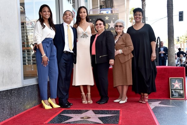 Zoe Saldana khoe 3 con trai trong buổi nhận sao trên đại lộ Danh vọng - 2
Cả gia đình Zoe Saldana đều có mặt để chúc mừng cô