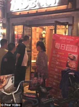 Bên ngoài quán ăn ở thành phố Dương Châu, tỉnh Giang Tô, Trung Quốc, nơi sự việc xảy ra