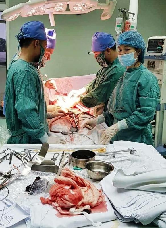 Kịp thời cứu sống sản phụ sinh con thứ 5 bị mất gần hết máu trong cơ thể - 1 Kíp mổ đã kịp thời cứu sống sản phụ bị mất gần hết máu sau khi sinh.