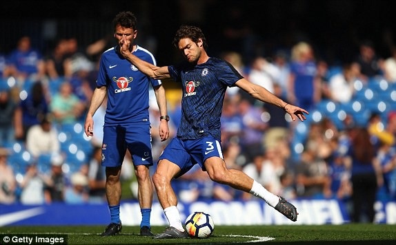 Chelsea 1-0 Liverpool: Giroud gieo hi vọng cho The Blues - 6
Alonso (phải) cùng các đồng đội khởi động trên sân Stamford Bridge