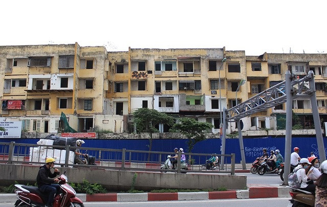 Máy bay hạ cánh nhầm đường băng và “biệt phủ” trá hình của cán bộ công an - 8 Sau nhiều năm chờ đợi dự án cải tạo nhưng chẳng thấy, người dân trước đó cũng đã dọn đi từ lâu, khu tập thể 93 Láng Hạ (quận Đống Đa, Hà Nội) hiện giờ không khác gì căn nhà hoang u ám. Bên trong chỉ có rác thải và nhiều vật dụng còn sót lại... (Ảnh: Trần Thanh)