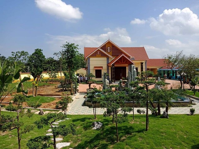 Máy bay hạ cánh nhầm đường băng và “biệt phủ” trá hình của cán bộ công an - 2 Dù xin thuê hơn 500m2 đất với mục đích làm khu kinh doanh nông sản và vật tư nông nghiệp nhưng ông Phạm Văn Công, cán bộ công an huyện Vĩnh Lộc (Thanh Hóa) đã xây dựng lên tới trên 5.000m2 trong đó có biệt phủ trá hình là nhà quản lý. (Ảnh: Bình Minh)