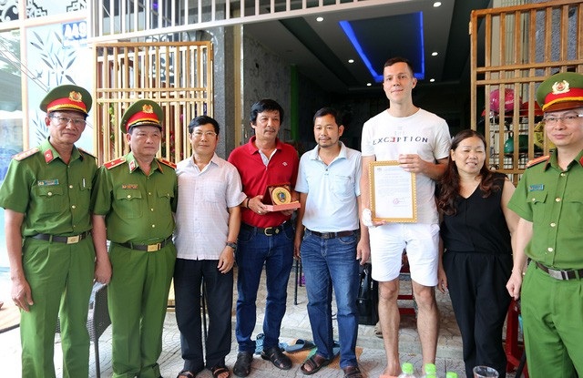 Máy bay hạ cánh nhầm đường băng và “biệt phủ” trá hình của cán bộ công an - 11 Sáng 4/5, Thiếu tướng Phạm Văn Thực - Phó Cục trưởng Cục Cảnh sát Phòng cháy chữa cháy và Cứu hộ cứu nạn (thuộc Bộ Công an) đã đến thăm và khen thưởng anh Valeria - một trong hai du khách đã dũng cảm cứu người thoát hoả hoạn ở Đà Nẵng. (Ảnh: Khánh Hiền)