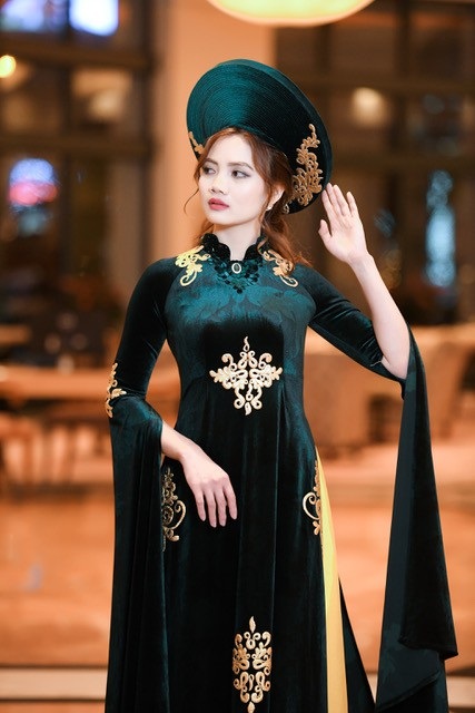 Áo dài Mẹ Âu Cơ bất ngờ mở màn Áo dài Festival tại Mỹ - 1 Áo dài Mẹ Âu Cơ được NTK lấy ý tưởng trong những chuyến hành hương về đền Hùng Phú Thọ, những kiến thức về lịch sử, văn hoá, những hoa văn đã khiến NTK có cảm xúc đặc biệt để sáng tạo nên tác phẩm.
