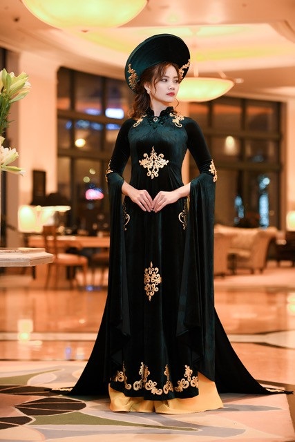 Áo dài Mẹ Âu Cơ bất ngờ mở màn Áo dài Festival tại Mỹ - 3 Hoạ tiết long phụng được sắp xếp tạo nên bố cục, sự uy nghiêm trang trọng, nhưng vẫn đầy tình yêu thương. Trên nền vải nhung Pháp, những hoa văn hoạ tiết dát vàng đính kim cương thể hiện yếu tố hiện đại kết hợp truyền thống.