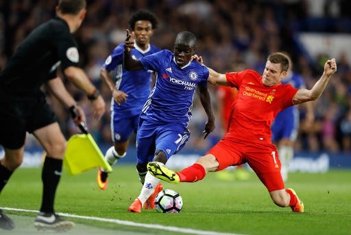 Chelsea - Liverpool: Chung kết… dự Champions League - 1
Kante (giữa) tranh bóng với Milner (phải) ở trận đấu tại Stamford Bridge năm ngoái