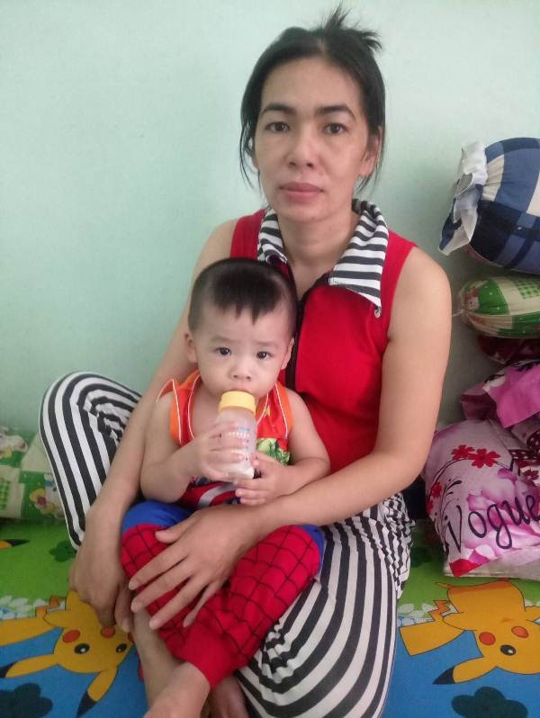 Thương người mẹ chỉ mong có 20 triệu đồng cho con đi chữa bệnh - 2 Ngày sinh bé Phúc, chị Hằng vào viện phải dắt theo 2 con nhỏ vì không có ai chăm