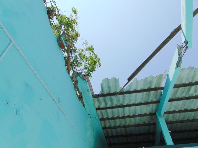 Cần cẩu gây hư hỏng nhà, dân khốn đốn vì đơn vị thi công chậm bồi thường tại Bạc Liêu! - 3 Cần cẩu gây hư hỏng nhà, dân khốn đốn vì đơn vị thi công chậm bồi thường tại Bạc Liêu! - 3
