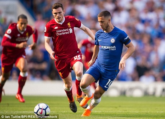 Chelsea 1-0 Liverpool: Giroud gieo hi vọng cho The Blues - 4
Hazard (phải) đi bóng trước sự truy cản của Robertson