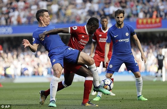 Chelsea 1-0 Liverpool: Giroud gieo hi vọng cho The Blues - 5
Azpilicueta (trái) cố ngăn cản Mane (giữa) đi bóng