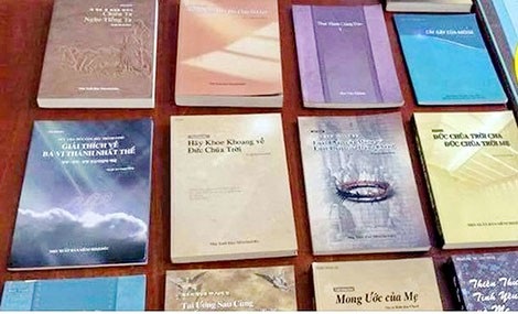 Xử lý nhóm truyền đạo “Hội Thánh Đức Chúa Trời Mẹ” ở Ninh Thuận - 1
Những cuốn sách có nội dung tuyên truyền trái phép về “Hội Thánh Đức Chúa Trời Mẹ” đã bị thu giữ