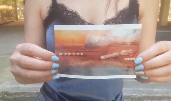 Bức ảnh chụp trên Sao Hoả được Mary cầm theo.