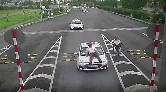 Nhân viên an ninh hàng không bị tài xế taxi hất văng lên nắp capo - 1 Tà xế taxi 123 hất nhân viên an ninh lên nắp capo ngày 5/5