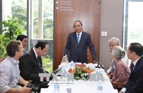 Thủ tướng thăm Trung tâm quốc tế Khoa học và Giáo dục liên ngành tại Bình Định - 1
Thủ tướng Nguyễn Xuân Phúc làm việc với cán bộ Trung tâm quốc tế Khoa học và Giáo dục liên ngành (ICISE). Ảnh: Thống Nhất/TTXVN.