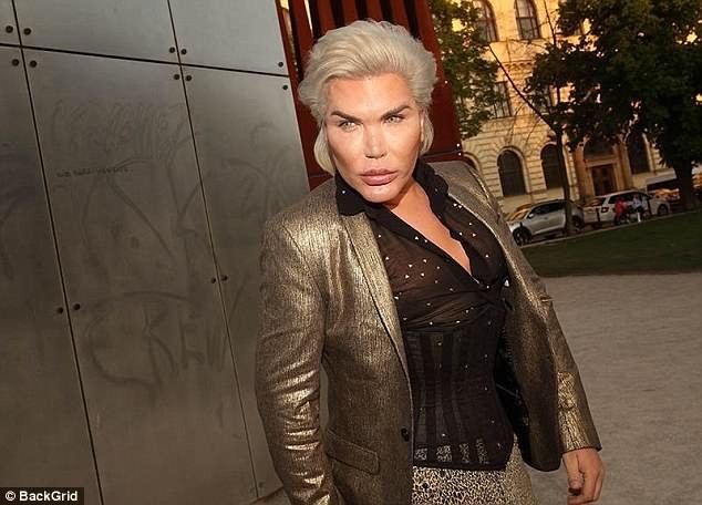 "Búp bê Ken" Rodrigo Alves sang Séc "tân trang nhan sắc" - 1
Sao truyền hình thực tế Rodrigo Alves vừa sang Séc dịp cuối tuần qua