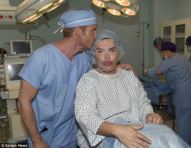 "Búp bê Ken" Rodrigo Alves sang Séc "tân trang nhan sắc" - 2
Ngôi sao nghiện dao kéo thẩm mỹ đã tới đây để chỉnh trang nhan sắc với mong muốn trẻ mãi không già
