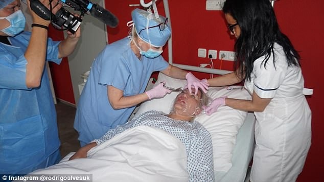 "Búp bê Ken" Rodrigo Alves sang Séc "tân trang nhan sắc" - 3
Rodrigo Alves đã tiêm tế bào gốc nhau thai để làm đẹp, ngoài ra là tiêm vitamin, chỉnh cung lông mày và botox