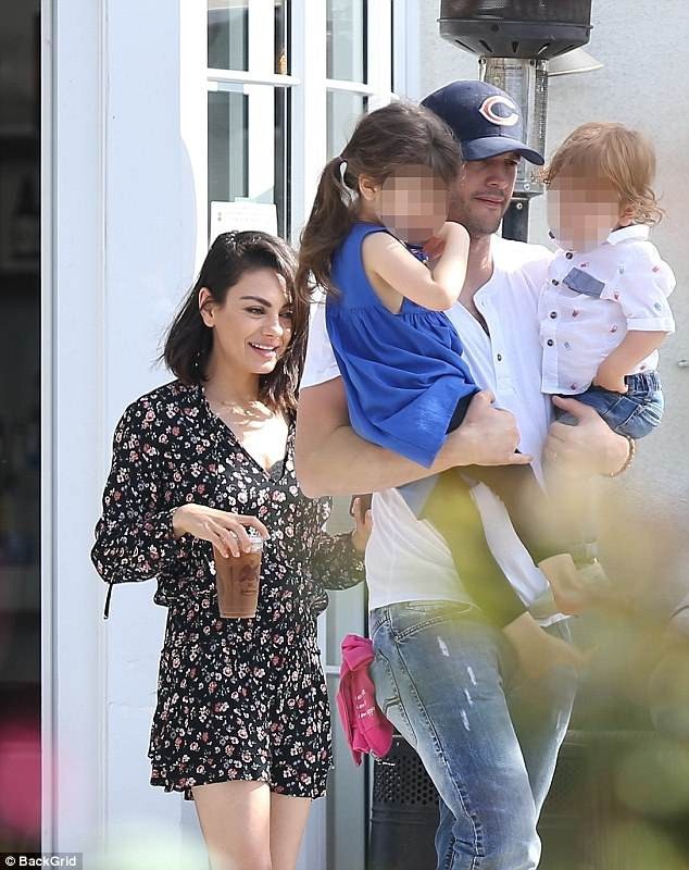 Mila Kunis và Ashton Kutcher: Từ bạn thân trở thành vợ chồng - 2
Cả gia đình lọt vào ống kính của giới săn tin khi ra ngoài ăn trưa, cuối tuần vừa rồi.