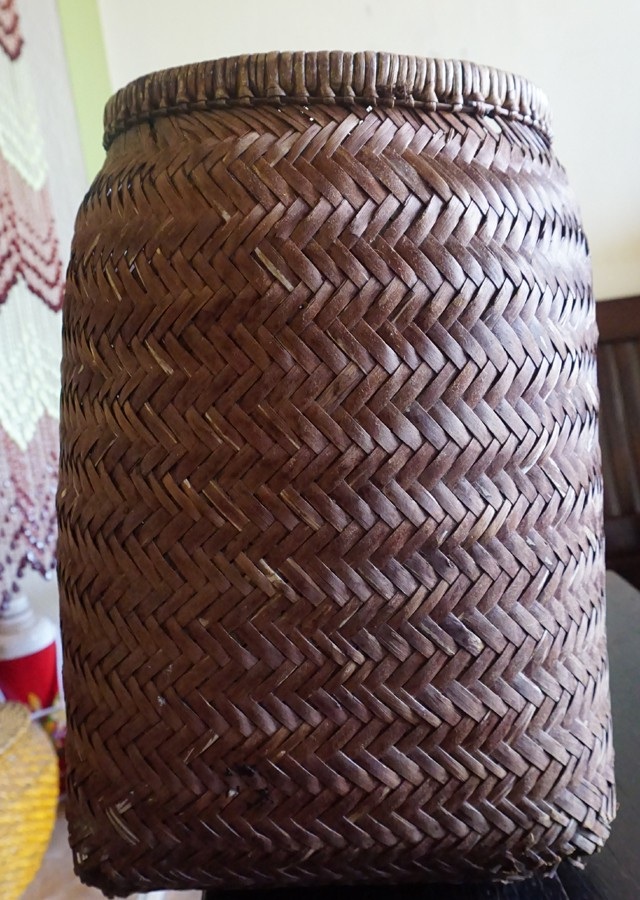 Chiếc bồ được đan bằng cật giang, lên nước bóng loáng. Dù vài chỗ đã hư hỏng nhưng chiếc bồ vẫn rất chắc chắn