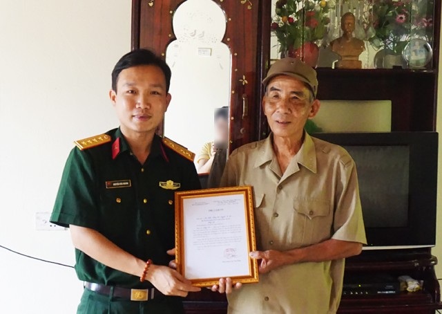 Thay mặt Bảo tàng Quân khu 4, Đại úy Nguyễn Hữu Hoành trao bức thư cảm ơn của Bộ Tư lệnh Quân khu 4, ghi nhận sự đóng góp của ông Nguyễn Cơ Sở