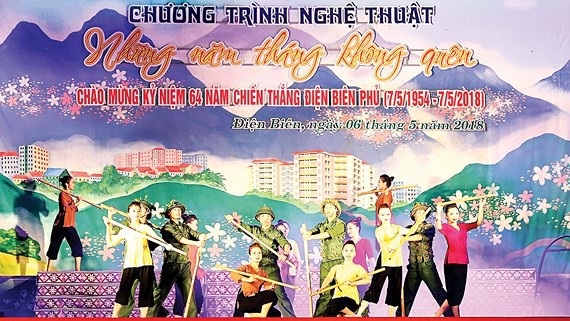 Nhiều chương trình kỷ niệm 64 năm Chiến thắng Điện Biên Phủ - 1 Chương trình nghệ thuật Những năm tháng không quên tại TP. Điện Biên vào tối 6/5. Ảnh: TTXVN.