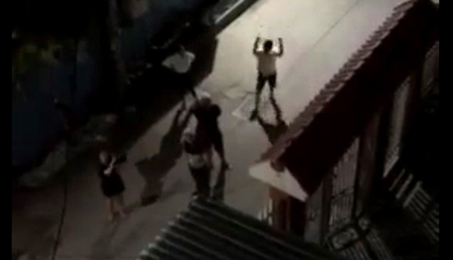 Cụ bà sống cảnh tha phương vì bị côn đồ đe doạ, đập phá nhà cửa! - 1 Nhóm đối tượng kéo đến nhà bà Hồng đêm 6/4.