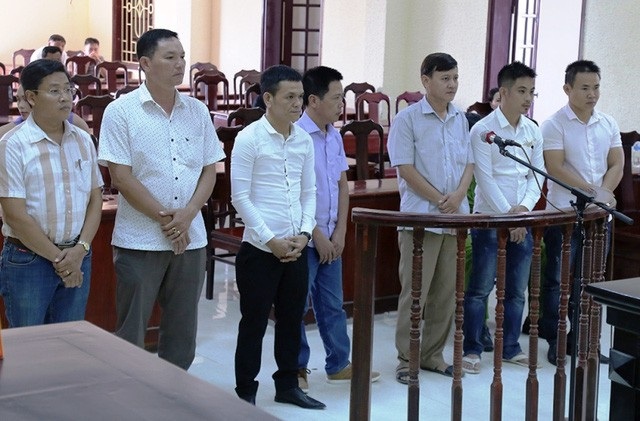 Cách chức Bí thư Đảng ủy phường về tội đánh bạc - 1 Ông Dương cùng các bị cáo hầu tòa vì tội đánh bạc