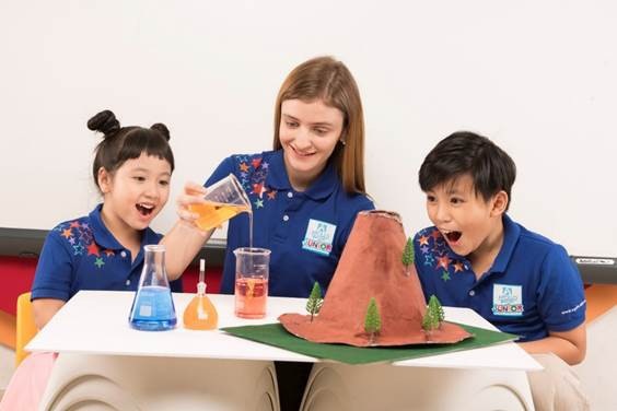 Học tiếng Anh từ sớm nhưng vẫn không giao tiếp được, có thể trẻ đang bị hạn chế bởi 2 điều này - 1
Trẻ cần tiếp xúc với một ngôn ngữ khác ít nhất 30% thời gian trẻ thức.