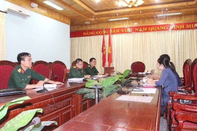 Chung một hình thức kỷ luật cho cả người tố cáo và người có sai phạm - 3
Đại tá Nông Long Ân, Phó Chính uỷ Bộ CHQS tỉnh Lạng Sơn (ngoài cùng, bên phải)làm việc với phóng viên Báo điện tử Đảng Cộng sản Việt Nam.