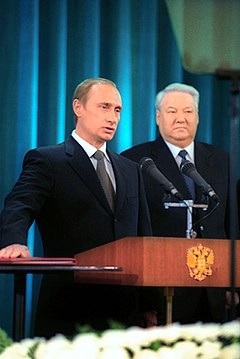 Những khoảnh khắc ấn tượng của Tổng thống Putin - 2 Ngày 9/8/1999, Tổng thống Boris Yeltsin quyết định chọn ông Putin làm Thủ tướng mới của Nga. Ngày 31/12/1999, Tổng thống Yeltsin tuyên bố từ chức, đặt toàn bộ sứ mệnh tổng thống vào tay Thủ tướng Putin. Trong ảnh: Ông Putin tuyên thệ trở thành tổng thống Nga năm 2000. (Ảnh: Wikipedia)