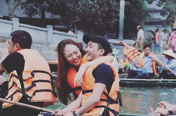 Cường Đôla yêu chiều Đàm Thu Trang khác thế nào so với những người tình trước? - 12 Tuy nhiên, không ồn ào đáp trả, người ta nhận thấy cặp đôi vẫn bình yên, thanh thản tận hưởng hạnh phúc. Họ công khai viết cho nhau những lời ngọt ngào trên mạng xã hội. Dành cho nhau những chuyến đi chơi quấn quýt không rời.