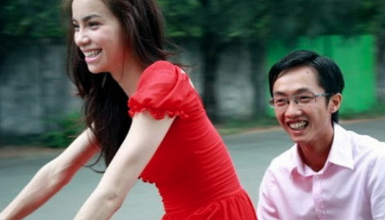 Cường Đôla yêu chiều Đàm Thu Trang khác thế nào so với những người tình trước? - 8 Trong cuộc tình với Hồ Ngọc Hà, thời gian đầu, ngoài gia đình và bạn bè thân thiết, gần như không ai hay biết về cuộc tình của họ. Phải đến khi cả hai đã có con chung, trong đám cưới của Lệ Quyên, công chúng mới thấy cặp đôi công khai khoá môi nhau. Cặp đôi đăng ký kết hôn khi Hồ Ngọc Hà sinh con đầu lòng nhưng chưa bao giờ tổ chức lễ cưới. Đến đầu năm 2014, Cường Đôla ngỏ lời cầu hôn Hồ Ngọc Hà trên trang cá nhân, ngỡ tưởng sẽ có cái kết đẹp, không ngờ, cuối năm đó, cặp đôi tuyên bố chia tay.