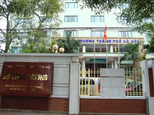 Gần 30 doanh nghiệp kêu cứu giữa thủ đô: Nhiều uẩn khúc cần được làm rõ! - 6
Ông Đàm Tiến Thắng - Phó giám đốc Sở Công Thương Hà Nội cho rằng: Các kiến nghị của doanh nghiệp là hết sức chính đáng và hợp lý. Chúng tôi ghi nhận các kiến nghị của doanh nghiệp để xem xét báo cáo với UBND TP. Hà Nội để có quyết định thấu tình đạt lý.