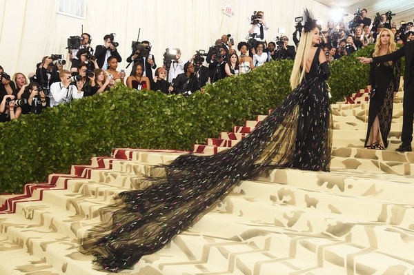 Dàn sao lộng lẫy váy áo dự gala thời trang MET - 13
Rita Ora diện váy Prada và đeo nữ trang Lorraine Schwartz
