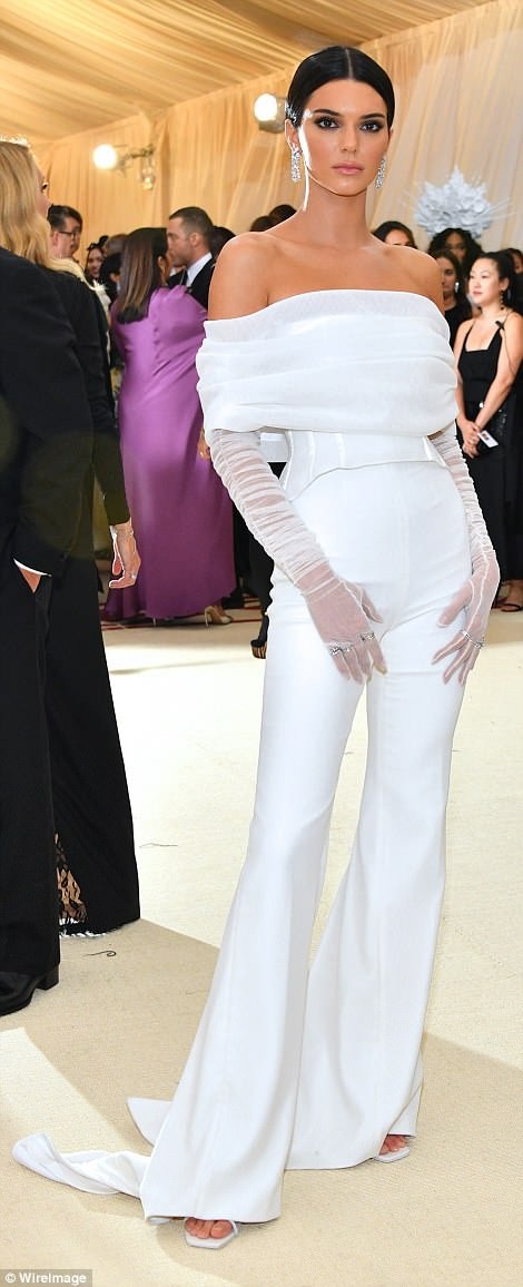 Dàn sao lộng lẫy váy áo dự gala thời trang MET - 40
Kendall Jenner đẹp tinh tế và thanh lịch