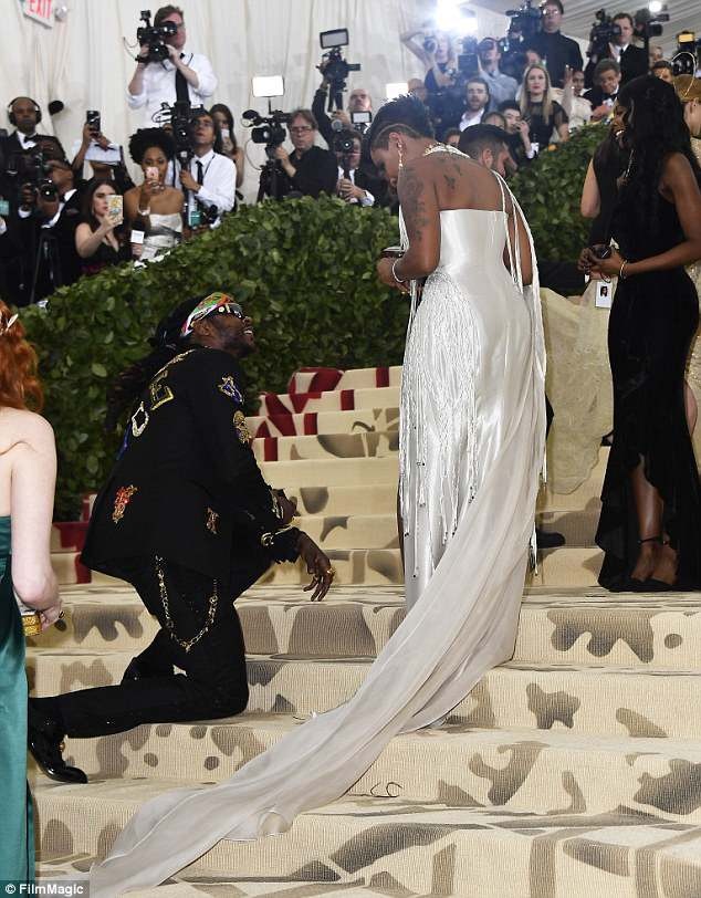 Dàn sao lộng lẫy váy áo dự gala thời trang MET - 42
2 Chainz cầu hôn bạn gái Nakesha Ward ngay trong sự kiện