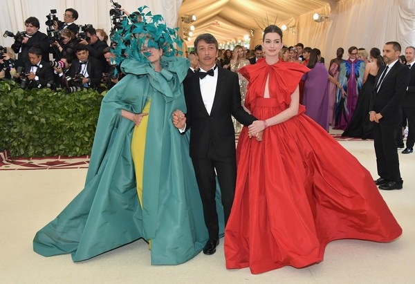 Dàn sao lộng lẫy váy áo dự gala thời trang MET - 6
Frances McDormand, Pierpaolo Piccioli và Anne Hathaway