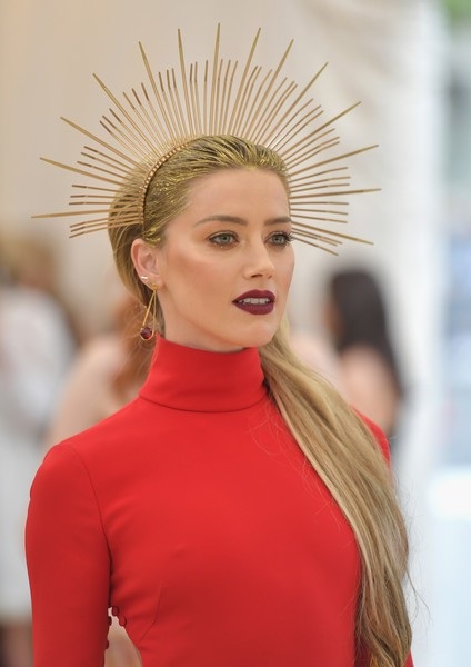 4 người đẹp nổi bật với đầm đỏ - 1
Amber Heard đẹp như mộng trên thảm đỏ sự kiện thời trang MET gala