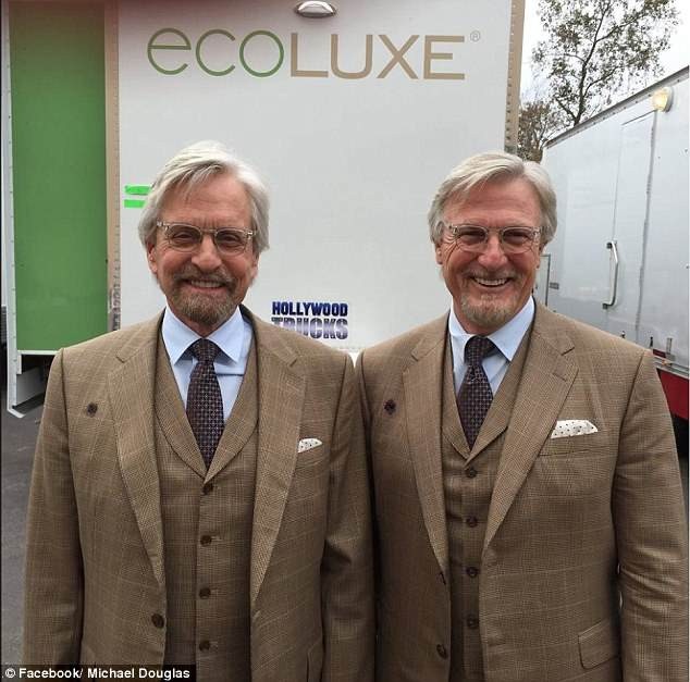 Tài tử Michael Douglas (trái) trông như thể vừa tìm được người anh em song sinh “thất lạc bấy lâu”. Xuất hiện cạnh ông là diễn viên đóng thế Mike Runyard trong phim “Ant-Man” (Người Kiến - 2015). Runyard đã đóng thế cho nhiều vai diễn của tài tử Douglas suốt 25 năm qua. Hai người còn là “bạn chơi golf” của nhau.