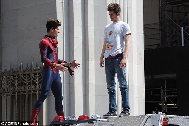 Nam diễn viên Andrew Garfield (trái) và “cát-ca-đơ” William Spencer trên phim trường “The Amazing Spider-Man 2” (Người nhện siêu đẳng 2: Sự trỗi dậy của Người Điện - 2014).