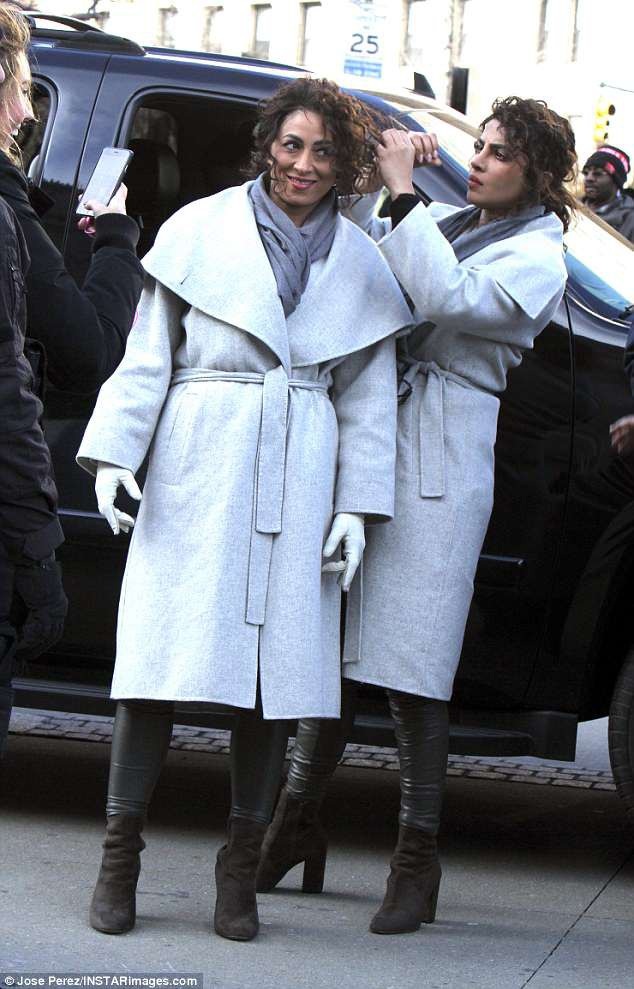 Nữ diễn viên Priyanka Chopra (phải) chỉnh tóc cho diễn viên đóng thế Aja Frary trên phim trường seri phim truyền hình “Quantico”.