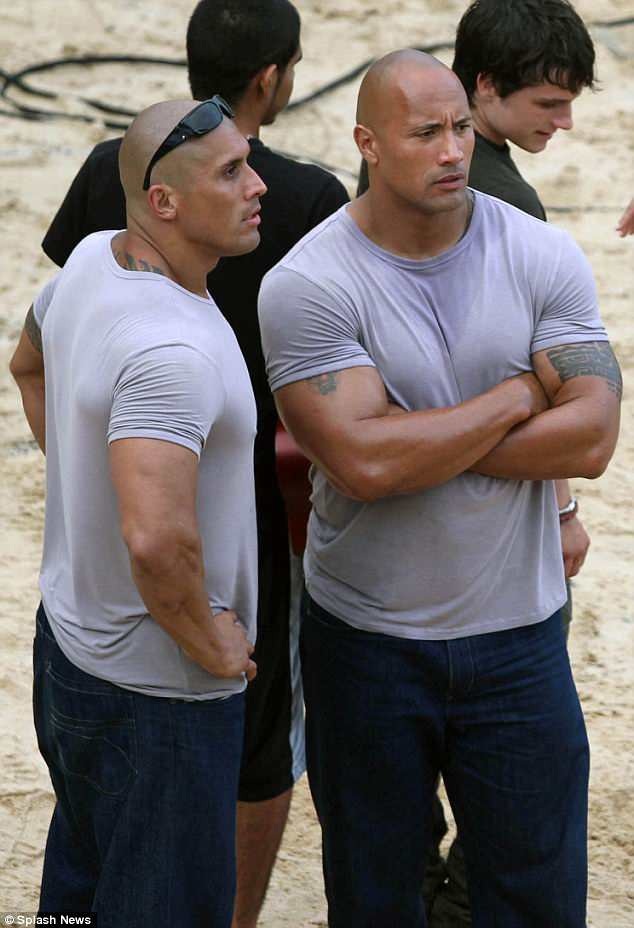 Tài tử Dwayne Johnson (phải) và diễn viên đóng thế Tanoai Reed. Thực tế, họ còn là hai anh em họ. Ảnh chụp trên phim trường “Journey to the Center of the Earth 2” (Journey 2: Hòn đảo huyền bí - 2012). Reed kém Johnson hai tuổi, anh đã làm diễn viên đóng thế nhiều năm, mỗi khi có cảnh phim nguy hiểm cần “cát-ca-đơ”, Johnson luôn tìm Reed. Họ đã hợp tác với nhau suốt 16 năm qua.