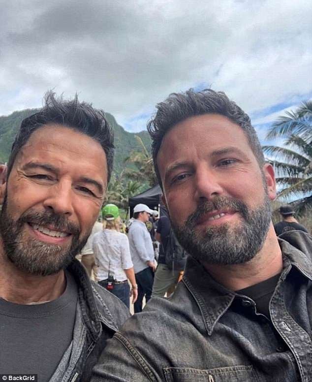 Tài tử Ben Affleck (phải) chụp hình “selfie” với diễn viên đóng thế Rich Cetrone trên trường quay “Triple Frontier” (dự kiến ra mắt năm 2019). Trước đây, Cetrone đã từng đóng thế cho Affleck trong các cảnh hành động nguy hiểm của “Batman v Superman” (2016) hay “Justice League” (Liên minh công lý - 2017)…