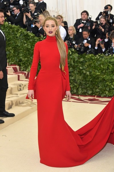 4 người đẹp nổi bật với đầm đỏ - 2
Vợ cũ của Johnny Depp diện váy Carolina Herrera, đi giày Brian Atwood và đeo nữ trang Jennifer Meyer