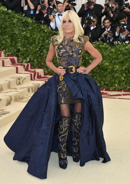 Dàn sao lộng lẫy váy áo dự gala thời trang MET - 38
NTK lừng danh Donatella Versace, một trong những người dẫn chương trình của Met Gala 2018