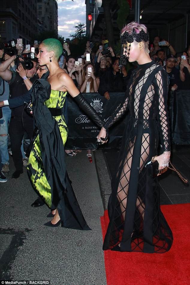 Ngỡ ngàng với trang phục xuyên thấu táo bạo của siêu mẫu Anh - 5
Siêu mẫu Cara Delevingne được đánh giá là một trong những người mặc đẹp nhất tại sự kiện này